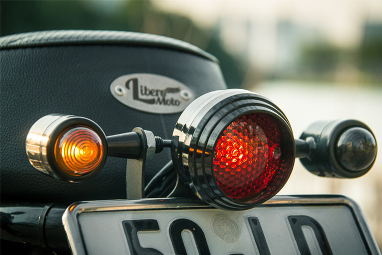 So với phiên bản nguyên zin thì bộ đèn hậu dạng tròn đồ chơi của Libero Moto dạng led cũng khiến đuôi xe Continental GT trông thon gọn và cá tính hơn hẳn. Bên cạnh đó, tay xách xe cùng các chi tiết phía sau cũng được thiết kế khá gọn gàng và cá tính hơn so với trước.