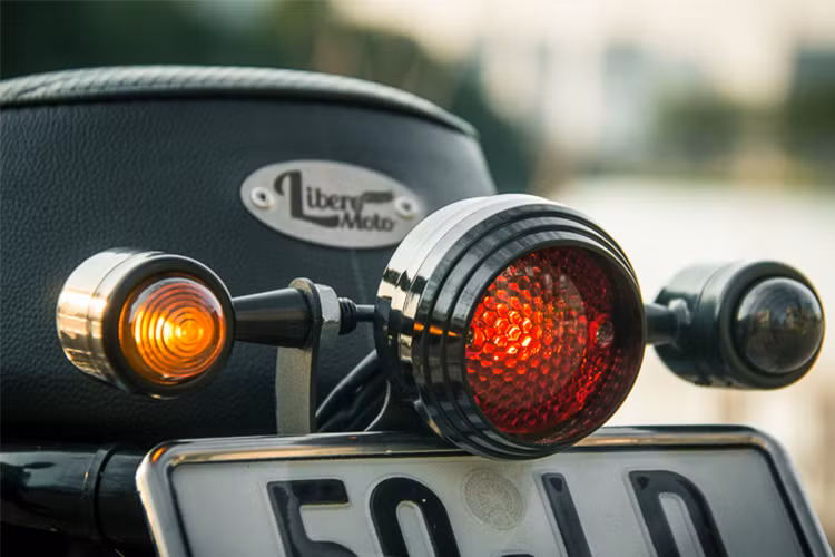 So với phiên bản nguyên zin thì bộ đèn hậu dạng tròn đồ chơi của Libero Moto dạng led cũng khiến đuôi xe Continental GT trông thon gọn và cá tính hơn hẳn. Bên cạnh đó, tay xách xe cùng các chi tiết phía sau cũng được thiết kế khá gọn gàng và cá tính hơn so với trước.