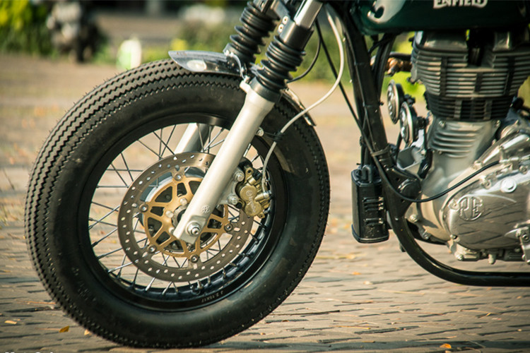 Chi tiết đáng giá nhất góp phần mang lại vẻ đẹp cho Continental GT đó chính là bộ lốp mang phong cách cổ điển của Fuckstone cỡ 17 x 4.50, lốp zin của Pirelli Sport Demon. Bộ mâm và vành nan hoa màu đen của Libero Moto. Cặp phuộc trước nguyên zin nhưng được bọc thêm lò xo cao su.