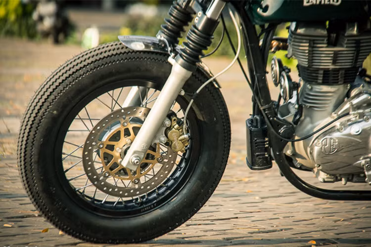 Chi tiết đáng giá nhất góp phần mang lại vẻ đẹp cho Continental GT đó chính là bộ lốp mang phong cách cổ điển của Fuckstone cỡ 17 x 4.50, lốp zin của Pirelli Sport Demon. Bộ mâm và vành nan hoa màu đen của Libero Moto. Cặp phuộc trước nguyên zin nhưng được bọc thêm lò xo cao su.