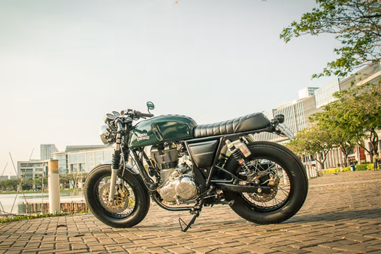Tuy nhiên, khác với phiên bản thường đang được bán ra, chiếc Royal Enfield Continental GT trong bài viết này còn được Royal Enfield Việt Nam độ 22 món của thương hiệu Libero Moto, khiến cho chiếc xe mang phong cách hoài cổ này trở nên ấn tượng và mạnh mẽ hơn rất nhiều. 
