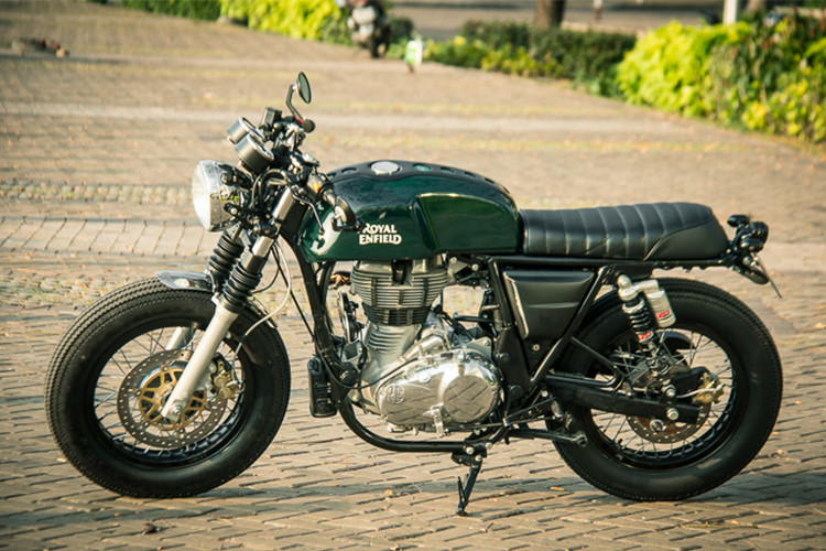 Môtô Royal Enfield Continental GT hoàn toàn mới được nhập khẩu từ Ấn Độ và phân phối chính hãng tại Việt Nam với giá niêm yết vào khoảng 137 triệu đồng. Xe được thiết kế theo phong cách cafe racer hoài cổ, vốn rất phổ biến trong thập niên 60 của thế kỷ trước.