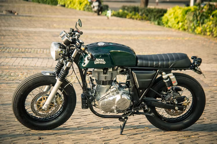 Môtô Royal Enfield Continental GT hoàn toàn mới được nhập khẩu từ Ấn Độ và phân phối chính hãng tại Việt Nam với giá niêm yết vào khoảng 137 triệu đồng. Xe được thiết kế theo phong cách cafe racer hoài cổ, vốn rất phổ biến trong thập niên 60 của thế kỷ trước.