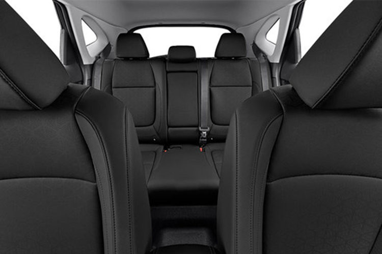 Các trụ trang trí nội thất, tấm lót mui, tấm che nắng và tay nắm đều có màu đen. Tựa tay cửa cũng được bọc màu Splendid Sage Green, vô lăng với đường chỉ khâu màu cam mang tên xe, tăng thêm nét cá tính. Những cải tiến này, cả từ trong ra ngoài, đảm bảo rằng Kia Seltos X-Line màu Aurora Black Pearl nổi bật hơn.