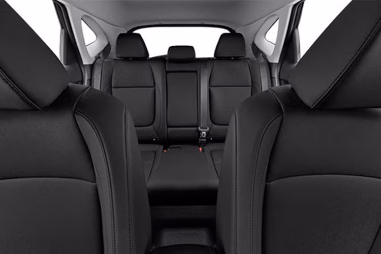 Các trụ trang trí nội thất, tấm lót mui, tấm che nắng và tay nắm đều có màu đen. Tựa tay cửa cũng được bọc màu Splendid Sage Green, vô lăng với đường chỉ khâu màu cam mang tên xe, tăng thêm nét cá tính. Những cải tiến này, cả từ trong ra ngoài, đảm bảo rằng Kia Seltos X-Line màu Aurora Black Pearl nổi bật hơn.