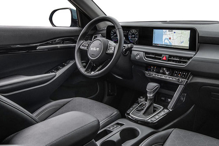 Các heo phanh phía trước của Kia Seltos X-Line Black 2024 được hoàn thiện bằng màu bạc. Phiên bản X-Line của Ấn Độ cũng khác biệt bởi bodykit tương tự Sportage X-Line cao cấp hơn và mặt ca-lăng vân hình thang ngược.