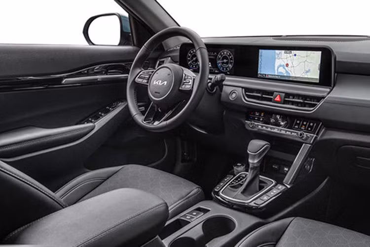 Các heo phanh phía trước của Kia Seltos X-Line Black 2024 được hoàn thiện bằng màu bạc. Phiên bản X-Line của Ấn Độ cũng khác biệt bởi bodykit tương tự Sportage X-Line cao cấp hơn và mặt ca-lăng vân hình thang ngược.