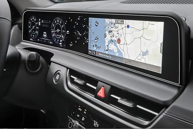 Bên trong, Seltos X-Line nổi bật với chủ đề nội thất hai tông màu độc đáo là Splendid Sage Green kết hợp với màu đen, tạo nên bầu không khí trang nhã. Ghế ngồi có chất liệu bọc màu Splendid Sage Green với các đường chỉ khâu màu cam, tiếp tục kéo dài đến vô lăng, và bệ tỳ tay trên bảng điều khiển.