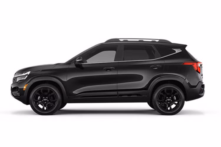 Mẫu xe SUV Kia Seltos X-Line 2024 màu đen Aurora mang đến một loạt cải tiến về ngoại thất và nội thất nhằm tăng cường sức hấp dẫn táo bạo và sang trọng. Ngoại thất hiện có màu sơn bóng cho lưới tản nhiệt, cản trước và sau, ăng-ten vây cá mập, cánh lướt gió, tay nắm cửa bên ngoài và tấm trượt phía sau. 