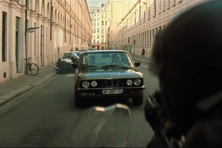 Trong một cảnh phim khác, Tom Cruise lái BMW 5 Series (E28) chạy ngang qua một chiếc F800GS (cũng của BMW) dù cảnh quay này rất ngắn.