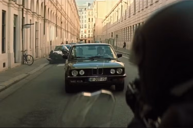 Trong một cảnh phim khác, Tom Cruise lái BMW 5 Series (E28) chạy ngang qua một chiếc F800GS (cũng của BMW) dù cảnh quay này rất ngắn.