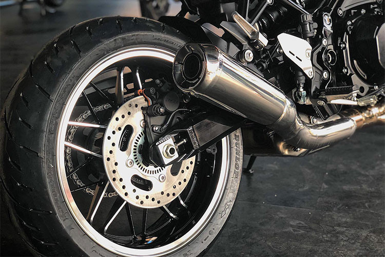 Xe được trang bị cặp mâm dạng nan cỡ 17inch đi kèm lốp 120/70R17 trước và sau là 180/55R17. Phía trước xe được lắp cặp phuộc ngược, độ cứng lò xo cũng giảm xuống để giúp xe êm ái hơn trong những hành trình dài so với những mẫu thể thao khác hiện nay. Phanh trước 4 piston với pad bắt dọc (radial caliper).