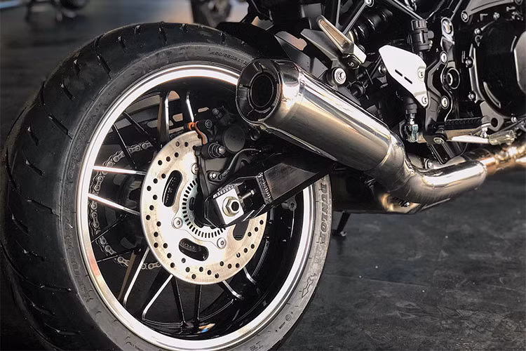 Xe được trang bị cặp mâm dạng nan cỡ 17inch đi kèm lốp 120/70R17 trước và sau là 180/55R17. Phía trước xe được lắp cặp phuộc ngược, độ cứng lò xo cũng giảm xuống để giúp xe êm ái hơn trong những hành trình dài so với những mẫu thể thao khác hiện nay. Phanh trước 4 piston với pad bắt dọc (radial caliper).