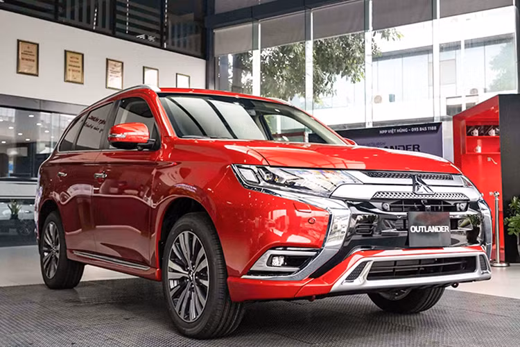 Mitsubishi Xpander, Pajero Sport va Outlander giam 100% phi truoc ba-Hinh-3