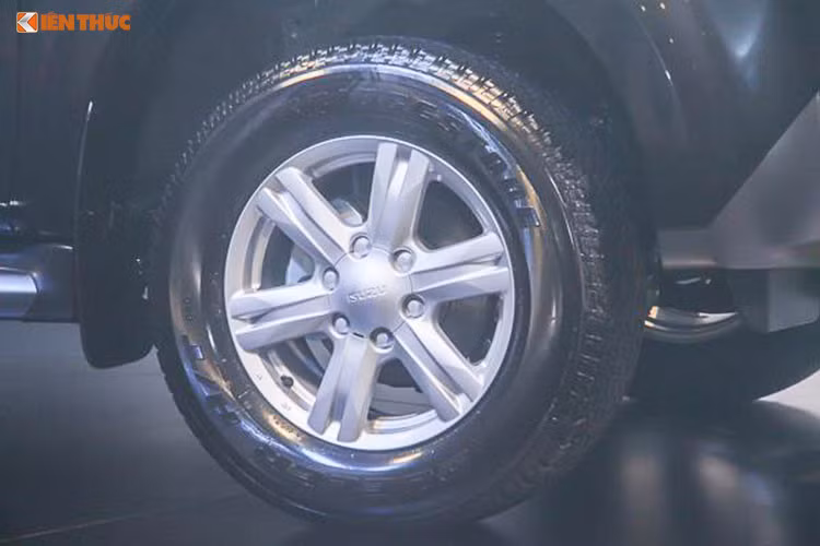 Mẫu xe Isuzu MU-X phiên bản 2016 được trang bị la zăng 17 inch, 6 chấu hợp kim nhôm đúc đi kèm là lốp xe 255/65-R17 khá hầm hố. Khoảng sáng gầm xe đạt 230 mm. Xe sở hữu đường viền nẹp tối màu chạy dọc đuôi xe, cản sau mạ bạc.