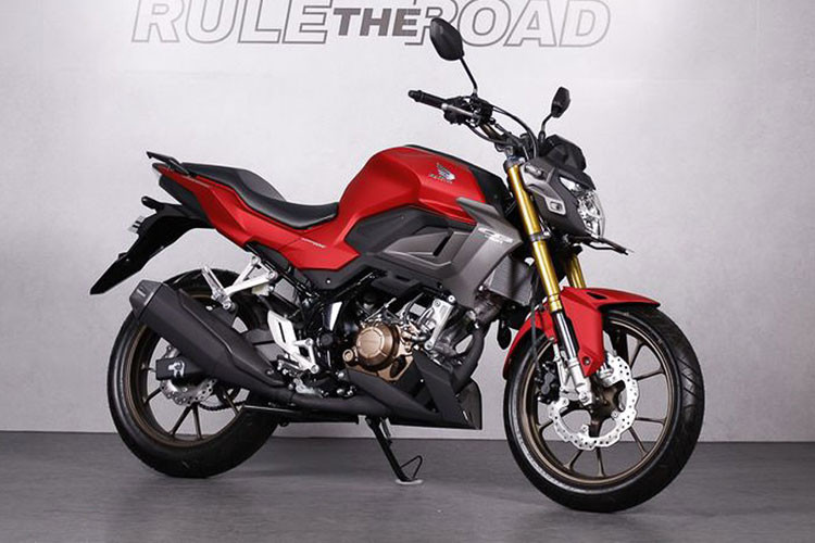 Honda CB150R Streetfire thế hệ mới đã sở hữu rất nhiều thay đổi khi mang trong mình những nét đẹp tối giản và nịnh mắt hơn so với trước đây. Cụ thể, Honda CB150R Streetfire 2021 được thiết kế lớn hơn, với các số đo dài, rộng, cao tương ứng 2.024 x 796 x 1.083 (mm).