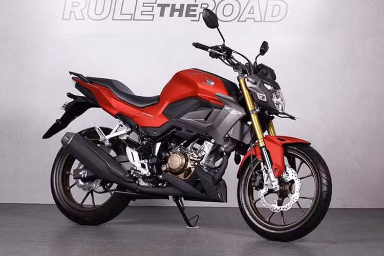 Honda CB150R Streetfire thế hệ mới đã sở hữu rất nhiều thay đổi khi mang trong mình những nét đẹp tối giản và nịnh mắt hơn so với trước đây. Cụ thể, Honda CB150R Streetfire 2021 được thiết kế lớn hơn, với các số đo dài, rộng, cao tương ứng 2.024 x 796 x 1.083 (mm).