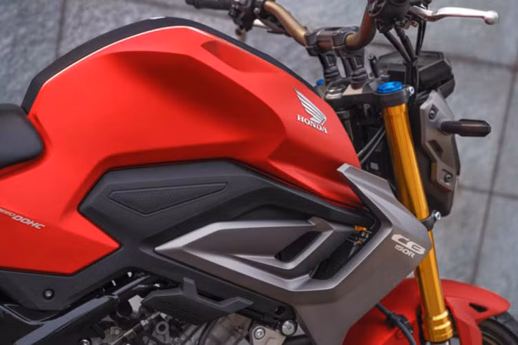 Honda đã rất tâm lý khi trang bị cho CB150R Streetfire một cặp phuộc Upside down màu vàng đầy nổi bật để có thể cạnh tranh sòng phẳng với "đối thủ" Yamaha MT-15 trên thị trường naked-bike cỡ nhỏ.