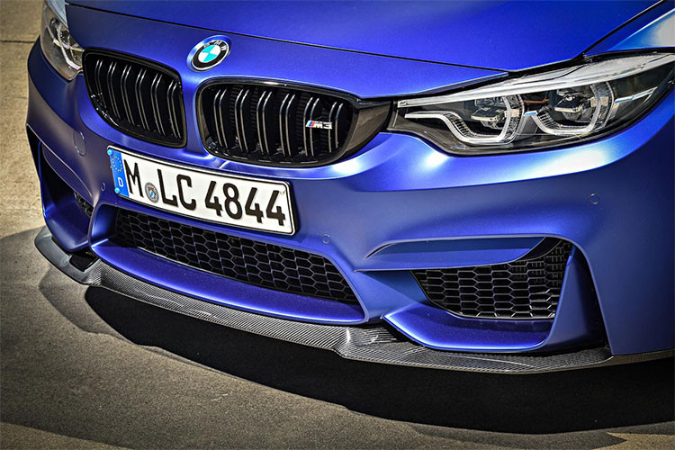 Phía sau, hãng xe BMW cũng đã trang bị cho chiếc M3 CS mới này một hệ thống ống xả thể thao hai nhánh với bốn ống xả đặc biệt với bộ khuếch tán sau thiết kế thể thao và cánh gió đuôi "Gurney Flap". Tổng thể xe được hoàn thiện với màu sơn xám (Orbit Gray Matt) tiêu chuẩn.