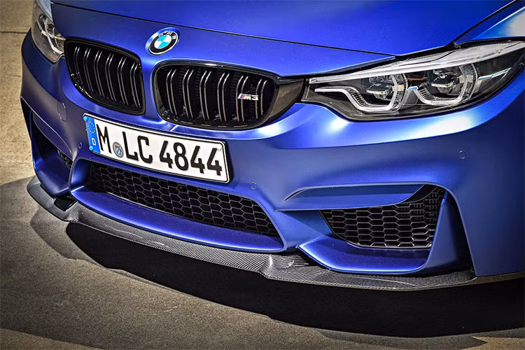 Phía sau, hãng xe BMW cũng đã trang bị cho chiếc M3 CS mới này một hệ thống ống xả thể thao hai nhánh với bốn ống xả đặc biệt với bộ khuếch tán sau thiết kế thể thao và cánh gió đuôi "Gurney Flap". Tổng thể xe được hoàn thiện với màu sơn xám (Orbit Gray Matt) tiêu chuẩn.