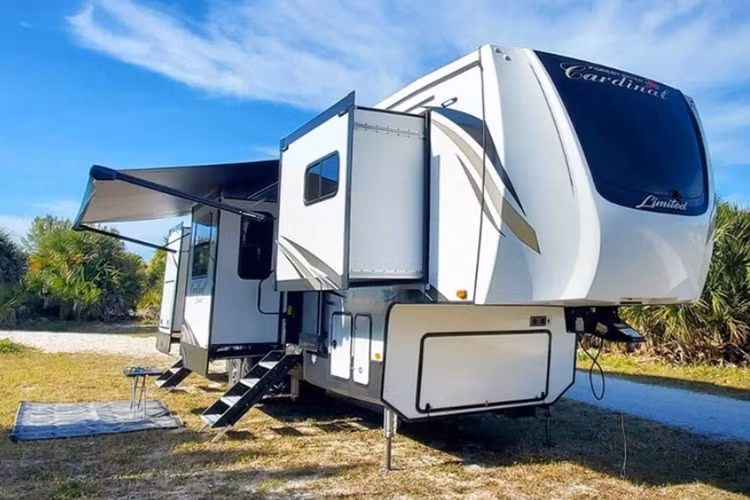 Theo đó, ngôi nhà di động Cardinal Fifth Wheel thế hệ mới của công ty chuyên làm xe motorhome đến từ Bắc Mỹ sở hữu một không gian vô cùng rộng rãi, tiện nghi và đủ chỗ cho 10 người ngủ.