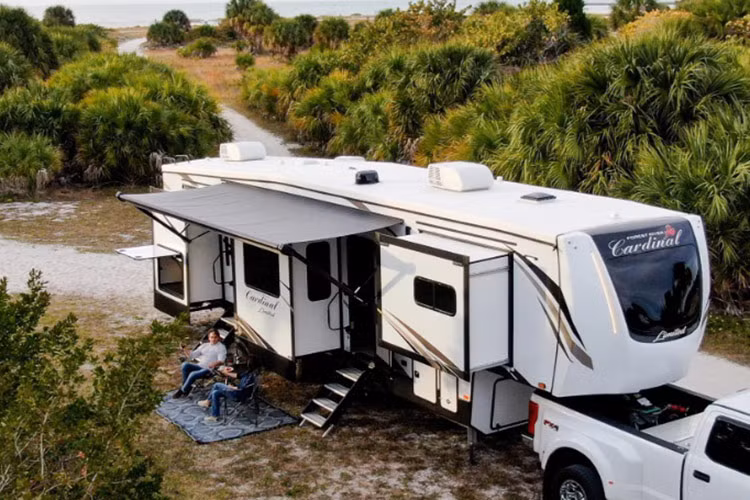 Mẫu motorhome Cardinal Fifth Wheel 2024 mới được trang bị các tiện ích không thua kém gì một ngôi nhà hay khách sạn lưu trú. Xe có 2 phòng ngủ lớn, mỗi phòng đều có nhà tắm riêng, phòng khách thoải mái và nhà bếp như của một căn hộ điển hình.