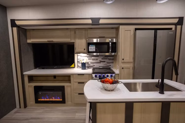 Phòng ngủ chính sẽ rộng hơn với một chiếc giường cỡ lớn, bên dưới là hộc đựng đồ, tủ quần áo và nhà tắm khép kín cũng lớn hơn. Trong khi đó, phòng ngủ thứ hai cũng có giường lớn nhưng phòng tắm sẽ nhỏ hơn một chút.