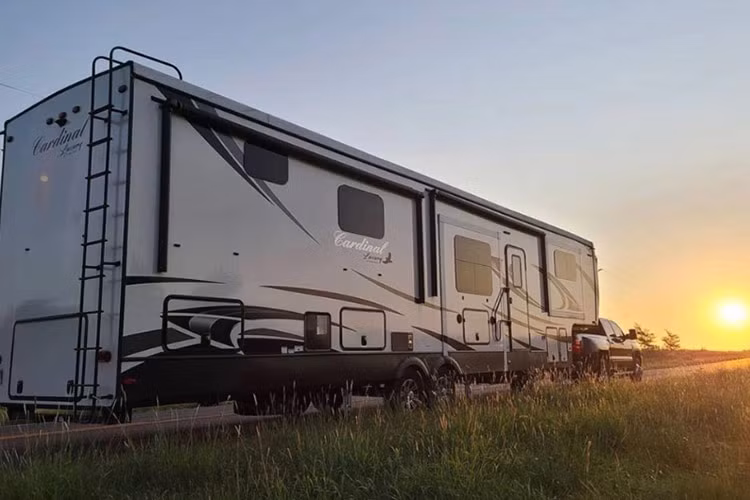 Theo hãng Cardinal, họ còn cung cấp nhiều gói và các tiện ích khác như pin năng lượng mặt trời và nhiều thiết bị điện tử tiện dụng khác trên xe. 