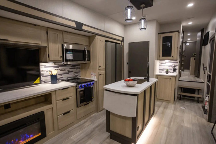 Phòng khách trên chiếc motorhome này được thiết kế như một rạp chiếu phim thu nhỏ với tivi thông minh 40 - 50 inch đặt trên một khung xoay phía trên lò sưởi điện.