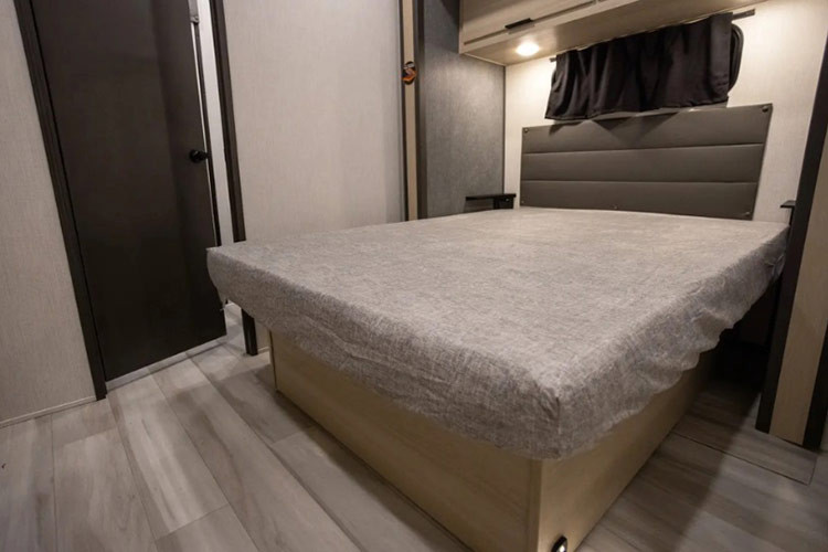 Khu vực nhà tắm trên Cardinal Fifth Wheel cũng có đầy đủ vòi hoa sen, bồn rửa mặt có bàn trang điểm, bồn cầu. Để đảm bảo sinh hoạt cho người dùng giống như một căn nhà, xe được trang bị một bình chứa nước ngọt 227 lít và bình chứa chất thải sinh hoạt 287 lít.