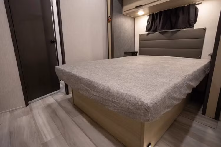 Khu vực nhà tắm trên Cardinal Fifth Wheel cũng có đầy đủ vòi hoa sen, bồn rửa mặt có bàn trang điểm, bồn cầu. Để đảm bảo sinh hoạt cho người dùng giống như một căn nhà, xe được trang bị một bình chứa nước ngọt 227 lít và bình chứa chất thải sinh hoạt 287 lít. 