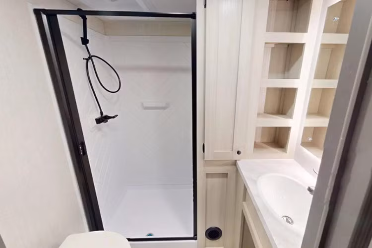 Khu vực phòng bếp cũng khá rộng rãi và đầy đủ tiện nghi như một căn nhà bình thường. Nơi đây có bếp, bàn ăn, lò vi sóng, máy pha cà phê, máy nướng bánh mì… và cả một phòng chứa thực phẩm lớn. 