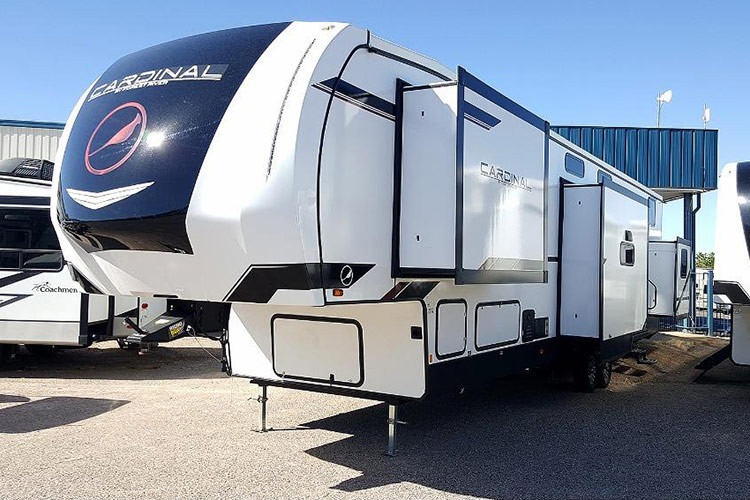 Mức giá xe Cardinal Fifth Wheel cũng khá phải chăng, chỉ dao động từ 53.000 - 62.999 USD (tương đương 1,3 - 1,6 tỷ đồng), tùy phiên bản.