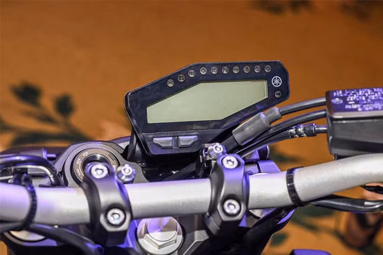 Mẫu naked-bike phiên bản nâng cấp mới này sở hữu tay lái không quá cao, bình xăng dung tích 14 lít. Đồng hồ nằm lệch về phía tay phải, hiển thị hoàn toàn dạng LCD. Bên cạnh những chức năng cơ bản, MT-09 2018 còn bổ sung nút bấm đèn cảnh báo, chuyển chế độ và tùy chỉnh 3 mức lực kéo (Traction Control System).