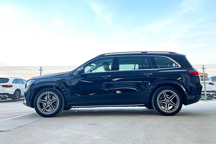 Trang bị an toàn trên GLS 450 sẽ có chống bó cứng phanh, hỗ trợ lực phanh khẩn cấp, chống trượt khi tăng tốc, cân bằng điện tử, ổn định thân xe khi gió thổi ngang, kiểm soát lực kéo điện tử, hỗ trợ khởi hành ngang dốc và đổ đèo cùng tính năng hỗ trợ đỗ xe tự động và 7 túi khí. 