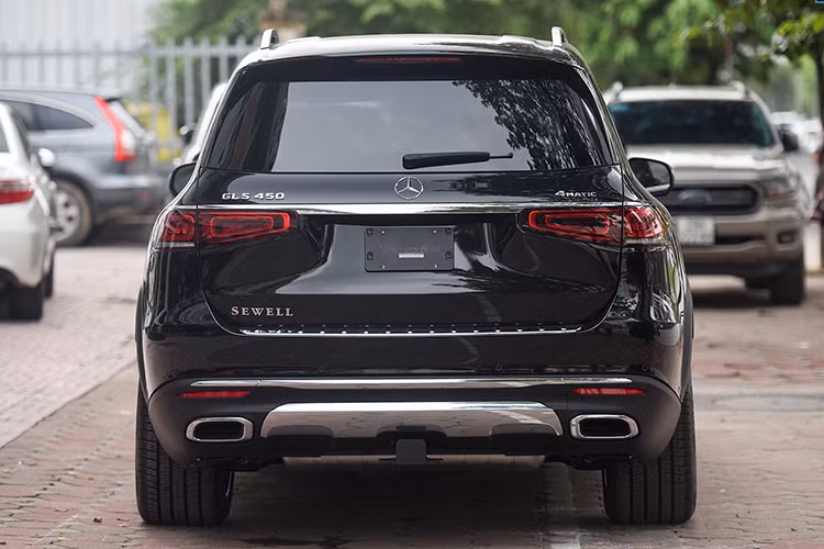 Đèn hậu của xe nhỏ gọn với đồ họa LED sắc nét, tinh xảo tạo ra bản sắc riêng biệt của GLS. Mâm xe trên phiên bản này là loại 21 inch, 5 chấu, mỗi chấu 3 nan. Bậc lên xuống cố định 2 bên, gương chiếu hậu tích hợp đèn LED báo rẽ và camera. GLS 450 4MATIC sở hữu ngoại hình thể thao, nam tính nhưng vẫn lịch thiệp đúng với DNA ‘Mercedes’.