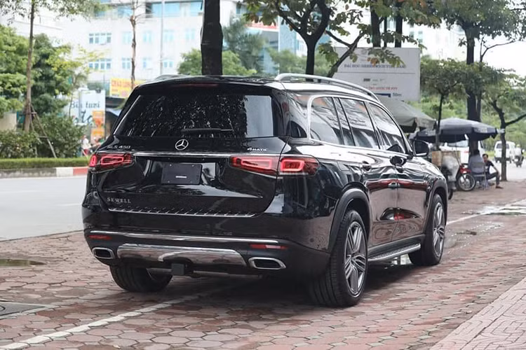 Về ngoại hình Mercedes-Benz GLS 450 4MATIC mới rộng hơn, thể thao hơn với gói AMG line: So với thế hệ tiền nhiệm, GLS mới dài hơn 77 mm và rộng hơn 22 mm. Chiều dài cơ sở được kéo dài thêm 60 mm, mang đến sự rộng rãi cho khoang nội thất, nhất là ở hàng ghế thứ hai. Khoang hành lý có thể đạt đến thể tích 2.400 lít nếu gập phẳng 2 hàng ghế sau.