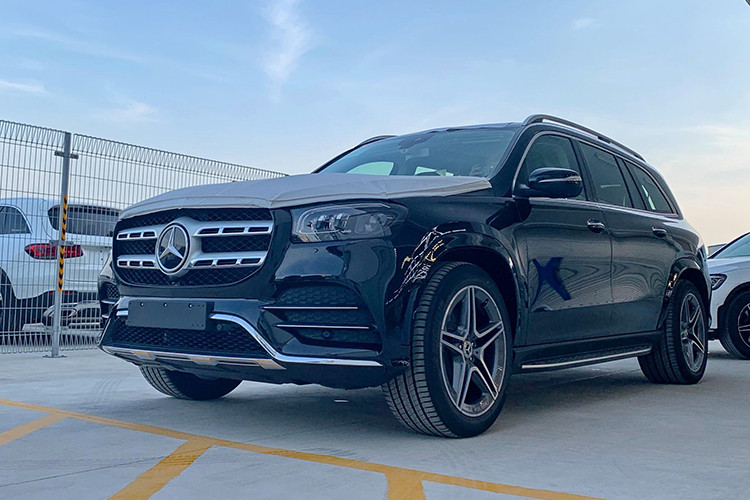 Giá xe Mercedes-Benz GLS 450 4Matic 2020 phiên bản nhập Mỹ về Việt Nam đang được một đại lý tư nhân ở Hà Nội chào bán hơn 6 tỷ đồng, đắt tới hơn 1 tỷ đồng so với xe chính hãng đang được bán ra tại thị trường Việt Nam. Mercedes-Benz GLS 450 4Matic được xem là đối thủ cùng phân khúc với BMW X7 và Lexus LX570.