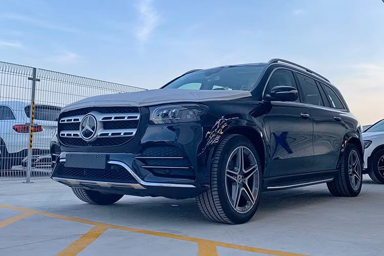 Giá xe Mercedes-Benz GLS 450 4Matic 2020 phiên bản nhập Mỹ về Việt Nam đang được một đại lý tư nhân ở Hà Nội chào bán hơn 6 tỷ đồng, đắt tới hơn 1 tỷ đồng so với xe chính hãng đang được bán ra tại thị trường Việt Nam. Mercedes-Benz GLS 450 4Matic được xem là đối thủ cùng phân khúc với BMW X7 và Lexus LX570.