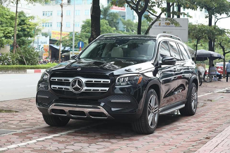 Tại thị trường Việt, mẫu xe SUV hạng sang Mercedes-Benz GLS 450 4Matic 2020 mới nhập khẩu tư nhân chỉ có số lượng đếm trên đầu ngón tay. GLS đời mới hiện cũng đã được bán chính hãng tại Việt Nam thế nên các doanh nghiệp nhập khẩu tư nhân chỉ đưa về theo đơn đặt hàng của khách. Phiên bản nhập Mỹ có một số điểm khác biệt so với xe chính hãng tại Việt Nam.