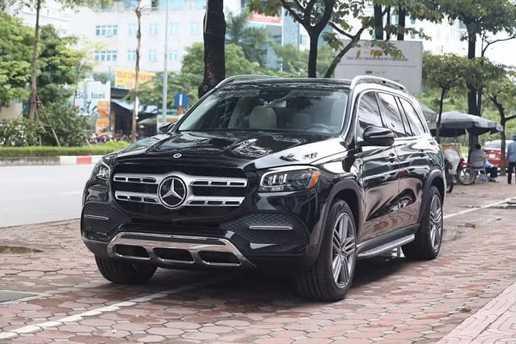 Tại thị trường Việt, mẫu xe SUV hạng sang Mercedes-Benz GLS 450 4Matic 2020 mới nhập khẩu tư nhân chỉ có số lượng đếm trên đầu ngón tay. GLS đời mới hiện cũng đã được bán chính hãng tại Việt Nam thế nên các doanh nghiệp nhập khẩu tư nhân chỉ đưa về theo đơn đặt hàng của khách. Phiên bản nhập Mỹ có một số điểm khác biệt so với xe chính hãng tại Việt Nam.