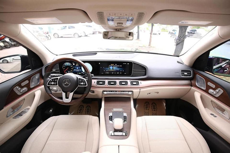 Cấu hình nội thất bên trong xe có sự khác biệt so với xe chính hãng. Phiên bản nhập Mỹ có 6 chỗ ngồi tỷ lệ 2:2:2 trong khi xe chính hãng tại Việt Nam có 7 chỗ ngồi tỷ lệ 2:3:2. Hàng ghế thứ 2 dành cho ông chủ sẽ được thiết kế 2 chỗ ngồi riêng biệt với lối đi chính giữa xuống hàng 3 và bệ tì tay cơ động. Ghế ngồi tại hàng 2 có khả năng chỉnh điện đa hướng.