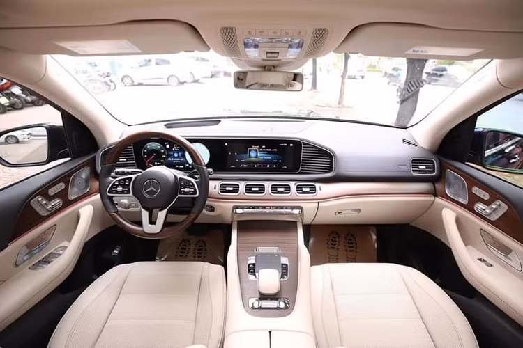 Cấu hình nội thất bên trong xe có sự khác biệt so với xe chính hãng. Phiên bản nhập Mỹ có 6 chỗ ngồi tỷ lệ 2:2:2 trong khi xe chính hãng tại Việt Nam có 7 chỗ ngồi tỷ lệ 2:3:2. Hàng ghế thứ 2 dành cho ông chủ sẽ được thiết kế 2 chỗ ngồi riêng biệt với lối đi chính giữa xuống hàng 3 và bệ tì tay cơ động. Ghế ngồi tại hàng 2 có khả năng chỉnh điện đa hướng.