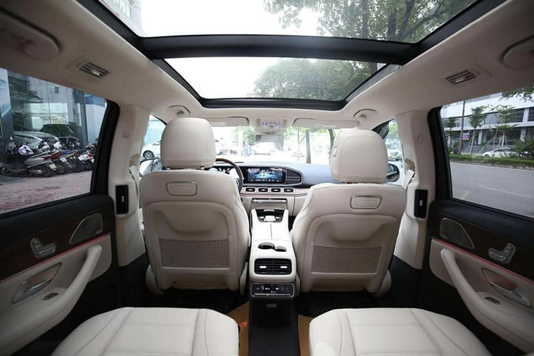 Các trang bị nổi bật khác có thể kể đến như 2 màn hình 12,3 inch nối liền nhau ở bảng taplo, cụm điều khiển trung tâm dạng cảm ứng, hệ thống thông tin giải trí MBUX, hệ thống âm thanh vòm Burmester, sạc không dây, chín cổng sạc, kết nối Apple Carplay và Android Auto, điều hoà tự động 3 vùng. Ghế ngồi phía trước có khả năng chỉnh điện đa hướng tích hợp thông hơi, sưởi và Mát-xa nhiều chế độ. Ghế lái và ghế phụ nhớ 3 vị trí. 