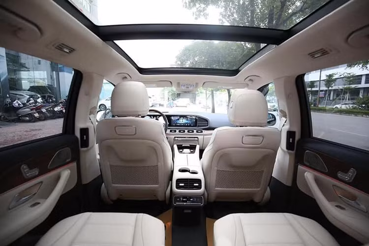 Các trang bị nổi bật khác có thể kể đến như 2 màn hình 12,3 inch nối liền nhau ở bảng taplo, cụm điều khiển trung tâm dạng cảm ứng, hệ thống thông tin giải trí MBUX, hệ thống âm thanh vòm Burmester, sạc không dây, chín cổng sạc, kết nối Apple Carplay và Android Auto, điều hoà tự động 3 vùng. Ghế ngồi phía trước có khả năng chỉnh điện đa hướng tích hợp thông hơi, sưởi và Mát-xa nhiều chế độ. Ghế lái và ghế phụ nhớ 3 vị trí. 