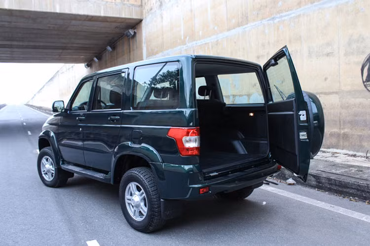 Bề ngoài của UAZ Patriot mang vóc dáng của một chiếc SUV truyền thống với những đường nét vuông vức, mạnh mẽ. Patriot nổi bật nhờ trang bị đèn pha với dải đèn LED chiếu sáng ban ngày, đèn sương mù kích thước lớn. Gương chiếu hậu lớn với đèn xi-nhan LED...