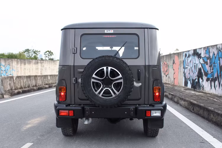 Bên trong, nội thất của xe gần như kế thừa truyền thống cũ của mẫu 469 – một chiếc xe địa hình với tiêu chí offroad. Sàn xe thoát nước nhanh là một ưu điểm của mẫu xe này. Vị trí ghế lái xe cao giúp kiểm soát tốt tình huống trên đường, cải thiện khả năng lái và làm tăng mức độ an toàn trong mọi hoàn cảnh...