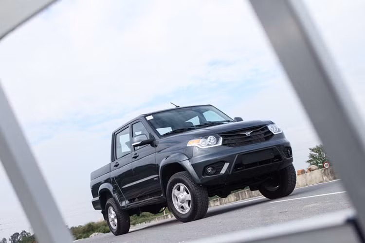 UAZ Pickup được coi là người anh em song sinh với mẫu Patriot, nhưng lại ở phân khúc bán tải với khác biệt đến từ phần thùng xe phía sau. Do đó, toàn bộ phía trước cũng như thiết kế bên trong xe mang nhiều ưu điểm cá tính của dòng SUV Patriot. Đây là một mẫu bán tải hiện đại và thoải mái với hiệu năng vượt trội.