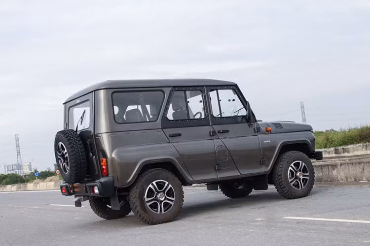 UAZ Hunter hoàn toàn mới vẫn giữ các tính năng off-road huyền thoại từ mẫu UAZ cổ điển của thập niên 70. Một chiếc xe quân sự thích nghi với cuộc sống đời thường với những thay đổi nhỏ nhất, nó vẫn là chiếc SUV của sự đơn giản, thiết thực và tin cậy.
