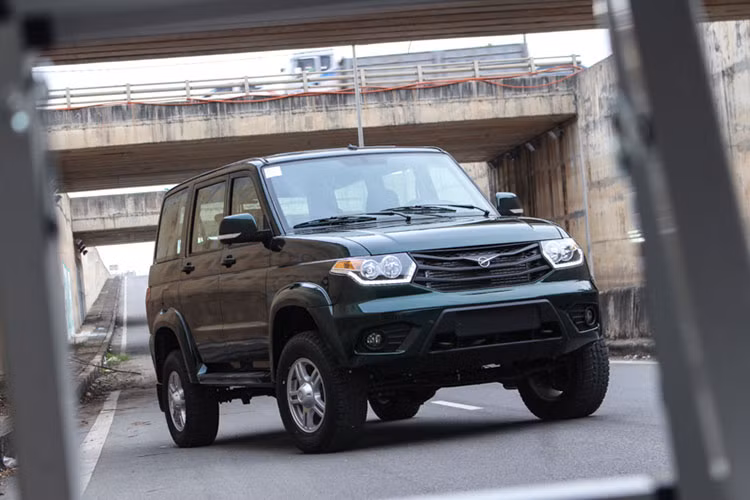 Mang trong mình khả năng địa hình xuyên quốc gia xuất sắc, Patriot sẽ đem tới cảm giác tự tin cho người cầm lái ngay cả ở những địa hình khó khăn nhất lẫn trên đường phố. Chiếc xe là một mẫu SUV hiện đại và thoải mái với hiệu năng vượt trội. Xe thiết kế cho 5 chỗ ngồi và một khoang hành lý cực kỳ rộng ở phía sau.